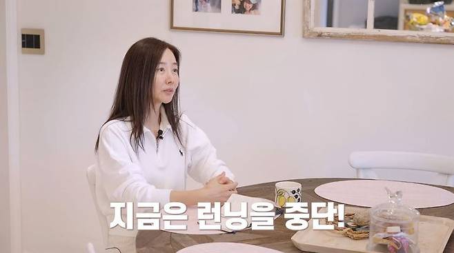 [서울=뉴시스] 가수 강수지(57)가 디스크 협착증으로 인해 러닝을 중단한 근황을 전했다. 강수지는 자세 교정, 꾸준한 병원 방문, 유산소 운동과 근력 운동의 병행 등을 통해 건강을 관리해야 한다고 강조했다. (사진='강수지tv 살며사랑하며배우며' 유튜브 채널 캡처)