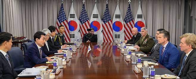 [워싱턴=뉴시스]안규백 국방부 장관과 피트 헤그세스 미국 국방장관이 11일(현지 시간) 미 워싱턴DC 인근 국방부 청사에서 만나 한미 국방장관 회담을 개최했다. (사진=국방부 제공). 2026.05.12.  *재판매 및 DB 금지
