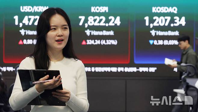 [서울=뉴시스] 김진아 기자 = 코스피가 사상 최초로 7800선을 돌파한 11일 서울 중구 하나은행 딜링룸에서 딜러들이 업무를 보고 있다. 코스피는 전 거래일(7498.00)보다 324.24포인트(4.32%) 상승한 7822.24에, 코스닥 지수는 전 거래일(1207.72)보다 0.38포인트(0.03%) 내린 1207.34에 거래를 마쳤다. 2026.05.11. bluesoda@newsis.com