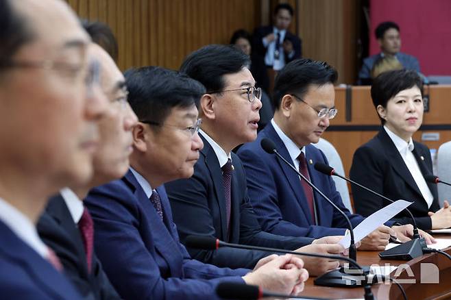 [서울=뉴시스] 고승민 기자 = 송언석 국민의힘 원내대표가 12일 서울 여의도 국회에서 열린 원내대책회의에서 발언하고 있다. 2026.05.12. kkssmm99@newsis.com
