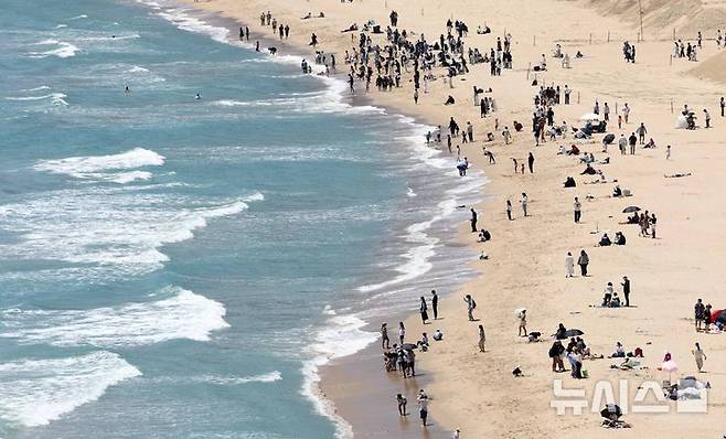 [부산=뉴시스] 하경민 기자 = 어린이날이자 여름이 시작된다는 절기 '입하'(立夏)인 5일 부산 해운대구 해운대해수욕장을 찾은 시민과 관광객들이 물놀이를 즐기고 있다. 2026.05.05. yulnetphoto@newsis.com