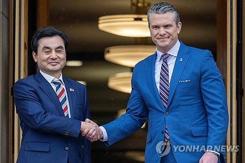악수하는 안규백 국방장관과 헤그세스 미 국방장관