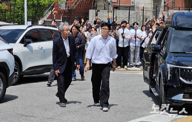 한동훈 국민의힘 전 대표가 4일 부산 북구갑 국회의원 보궐선거 예비후보 등록을 위해 부산 북구선거관리위원회에 들어서고 있다. 김혜민 기자