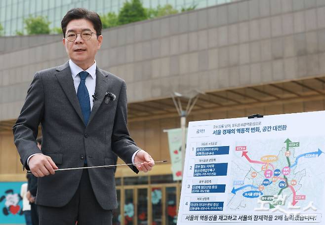 정원오 더불어민주당 서울시장 후보가 12일 오전 서울 동대문구 청량리역 광장에서 '서울 공간 대전환' G2 공약을 발표하고 있다. 류영주 기자