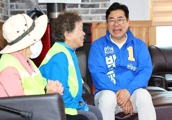 12일 덕적도 노인정 방문한 더불어민주당 박찬대 인천시장 후보. 연합뉴스