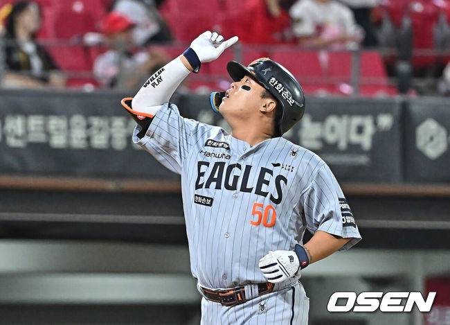 [OSEN=광주, 이석우 기자] 6일 광주-기아 챔피언스필드에서 2026 신한 SOL KBO 리그 KIA 타이거즈와 한화 이글스의 경기가 열렸다. 홈팀 KIA는 올러가, 방문팀 한화는 류현진이 선발 출전했다.한화 이글스 강백호가 9회초 2사 우월 솔로 홈런을 치고 세리머니를 하고 있다. 2026.05.06 / foto0307@osen.co.kr