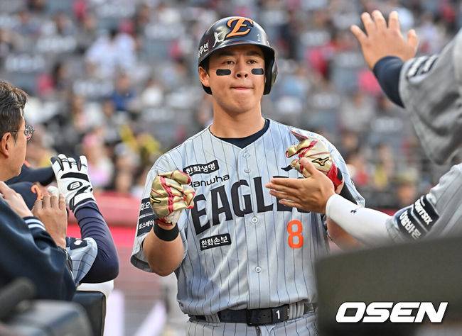 [OSEN=광주, 이석우 기자] 6일 광주-기아 챔피언스필드에서 2026 신한 SOL KBO 리그 KIA 타이거즈와 한화 이글스의 경기가 열렸다. 홈팀 KIA는 올러가, 방문팀 한화는 류현진이 선발 출전했다.한화 이글스 노시환이 3회초 2사 만루 심우준의 우익수 앞 2타점 안타때 득점을 올리고 하이파이브를 하고 있다. 2026.05.06 / foto0307@osen.co.kr