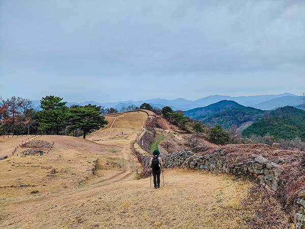 마로산성은 고도는 낮지만 사방으로 조망이 좋다.