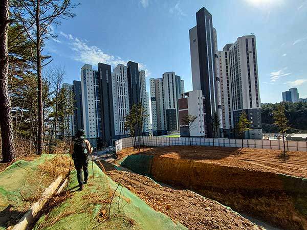 하산 지점. 아파트 건설 당시의 절개지가 위험하다.