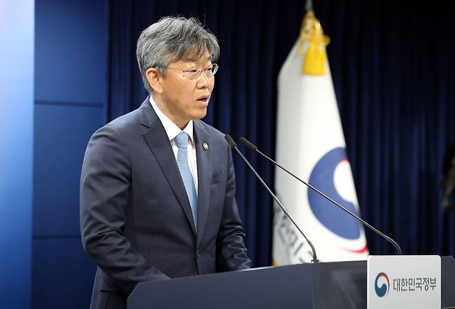 김이탁 국토교통부 1차관이 12일 서울 종로구 정부서울청사에서 토지거래허가구역 실거주 의무 유예 관련 내용을 브리핑하고 있다. 뉴시스
