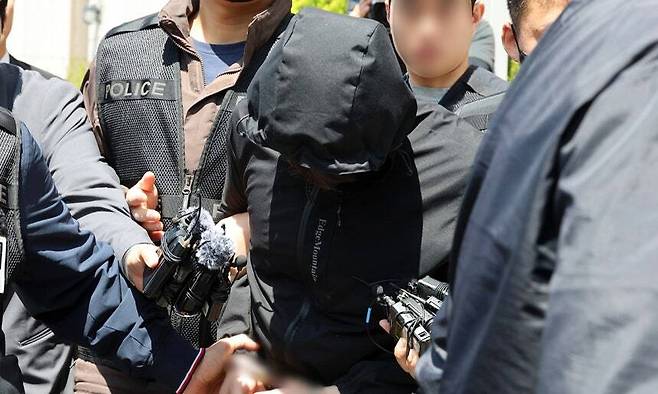 7일 광주 동구 광주지방법원에서 '묻지마 살인' 피의자 장모 씨가 구속 전 피의자 심문(영장실질심사)을 마친 뒤 이동하고 있다. 연합뉴스