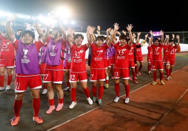 북한 여자축구 최강 클럽팀 내고향여자축구단 선수들이 지난해 11월 AFC 여자 챔피언스리그 예선에서 승리한 직후 관중들의 환호에 답하고 있다. 연합뉴스