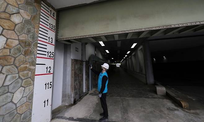 강남구, 여름철 극한 호우 대비 한강 육갑문 개폐 실전 훈련 - 지난달 28일 서울 강남구 신사나들목에서 강남구 및 서울시 미래한강본부 관계자들이 여름철 극한 호우와 수해 예방을 위한 한강 육갑문 개폐 실전 훈련을 하고 있다. 강남구는 실제 홍수 상황을 가정한 현장 훈련을 통해 수방시설 작동 상태와 대응 체계를 미리 점검해, 여름철 재난에 빈틈없이 대비하겠다는 취지라고 밝혔다. 육갑문은 한강 수위가 높아질 때 하천수가 도심으로 유입되는 것을 막는 중요 수방시설로, 평소에는 시민들이 한강공원으로 오가는 통로로 이용된다. 뉴시스