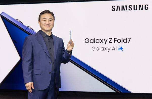 노태문 삼성전자 디바이스경험(DX)부문장(사장)이 갤럭시 언팩 2025에서 Z 폴드 7을 들고 있다. 삼성전자
