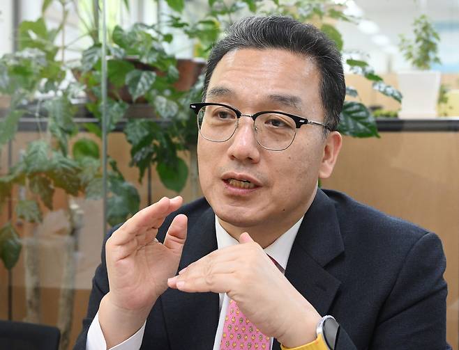 김인현 한국공간정보통신 대표가 11일 서울경제신문과의 인터뷰에서 고정밀 지도의 중요성에 대해 설명하고 있다. 오승현 기자