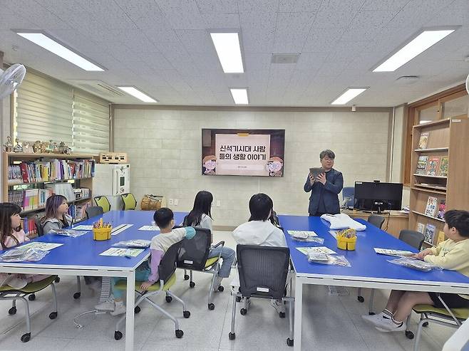 통영시립박물관 '찾아가는 박물관' 프로그램 운영 모습 ⓒ통영시 제공