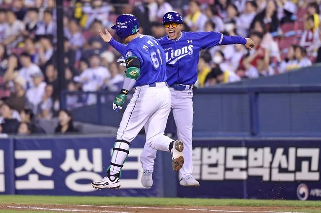 삼성 전병우(왼쪽)가 12일 잠실 LG전 8회초 만루홈런을 쳐낸 뒤 정병곤 코치와 하이파이브를 하고 있다. 사진제공｜삼성 라이온즈
