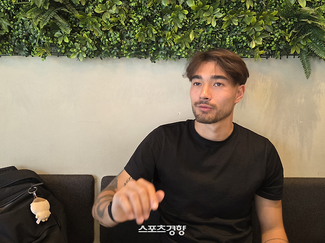 옌스 카스트로프가 지난달 독일 뒤셀도르프의 한 카페에서 기자와 만나 2026 북중미 월드컵에 대한 각오를 밝히고 있다. 뒤셀도르프 | 황민국 기자