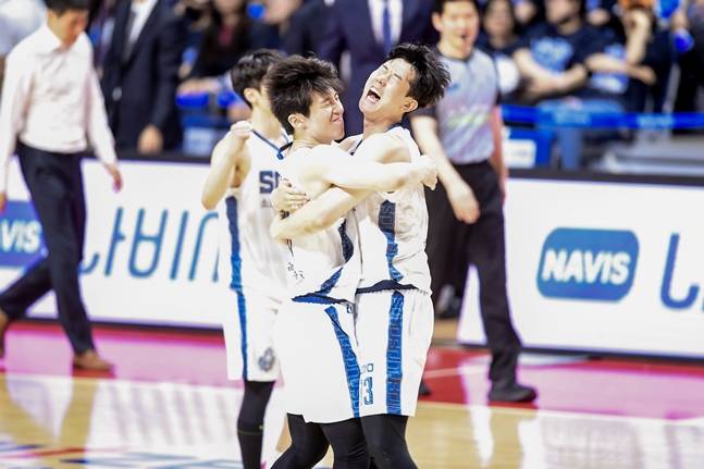 이정현(왼쪽)과 임동섭이 포옹하고 있다. /사진=KBL 제공