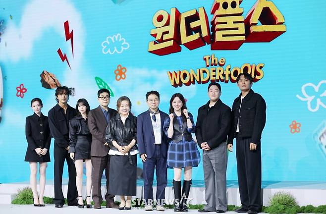 배우 최윤지, 배나라, 정이서, 손현주, 김해숙, 유인식 감독, 배우 박은빈, 임성재, 최대훈이 12일 서울 종로구 JW메리어트 동대문 스퀘어에서 진행된 넷플릭스 '원더풀스' 제작발표회에 참석해 포즈를 취하고 있다. /2026.05.12 /사진=김휘선 hwijpg@
