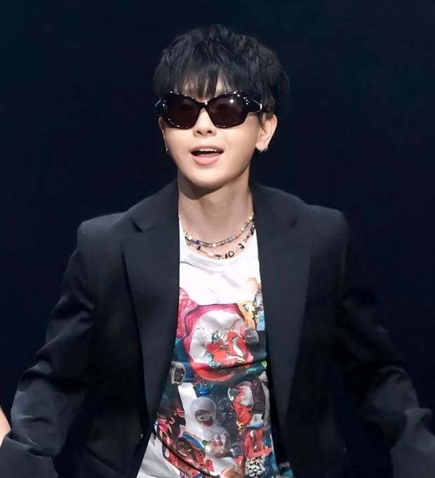 Singer Lee Seung-hwan demanded a public apology from former Gumi City Mayor Kim Jang-ho following a winning case in the first trial of a damages lawsuit regarding the unilateral cancellation of his performance by Gumi City. Lee Seung-hwan stated that if former Mayor Kim offers a sincere apology, he will accept the first trial ruling as is and will not appeal.This conflict began ahead of a concert scheduled for December 2024 at the Gumi City Cultural Arts Center. At the time, Gumi City demanded that Lee Seung-hwans side submit a written pledge promising not to engage in political agitation; however, when Lee Seung-hwans side refused, Gumi City canceled the venue rental citing safety concerns.On the 8th, the Seoul Central District Court issued a partial winning case ruling, ordering Gumi City to pay Lee Seung-hwan 35 million won, his agency Dream Factory Club 75 million won, and 100 ticket holders 150,000 won each. The total compensation amounts to 125 million won.Lee Seung-hwan criticized former Mayor Kims deceptive attitude via social media, pointing out that the perceived risk of the performance was merely a vague speculation, and efforts to ensure safety were not even considered. He added that a single honest apology would suffice, expressing his hope that Kim would apologize like a true man of Gyeongsang Province and uphold his pride as the Mayor of Gumi City.Furthermore, Lee Seung-hwan explicitly stated that he would not appeal against the city to prevent the waste of taxpayer money and the neglect of administrative functions in Gumi City. He announced that he plans to donate the entire compensation, excluding legal costs, to the Gumi City Woori Kkumbit Youth Orchestra.