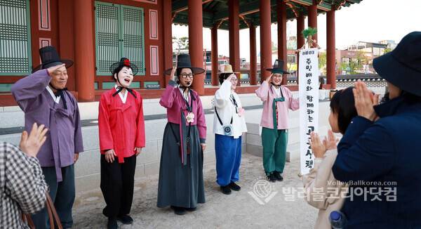 '수원화성행궁 태평성대' 해학과 풍자, 주민배우와 함께한 고궁산책.(사진=김경수 기자/ 2026.5.12)