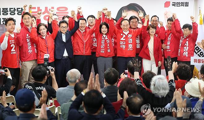 이진숙 예비후보 선거사무소 개소식 (대구=연합뉴스) 윤관식 기자 = 국민의힘 이진숙 달성군 국회의원 보궐선거 예비후보와 장동혁 당대표, 추경호 대구시장 예비후보, 이철우 경북도지사 등 국힘 의원 및 지역 후보자들이 10일 대구 달성군 이 예비후보 선거사무소 개소식에서 만세하고 있다. 2026.5.10 psik@yna.co.kr