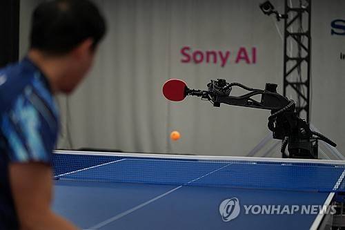 탁구 경기하는 소니의 AI 로봇 [로이터 연합뉴스 자료사진. 재배포 DB 금지]