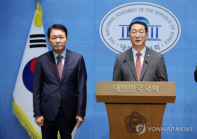 국민의힘 외통위·국방위, 나무호 피격 정부 대응 관련 기자회견 (서울=연합뉴스) 이동해 기자 = 국민의힘 김건 외교통일위원회 야당 간사(오른쪽)와 성일종 국방위원장이 11일 국회 소통관에서 나무호 피격 정부 대응 관련 공동 기자회견을 하고 있다. 2026.5.11 eastsea@yna.co.kr