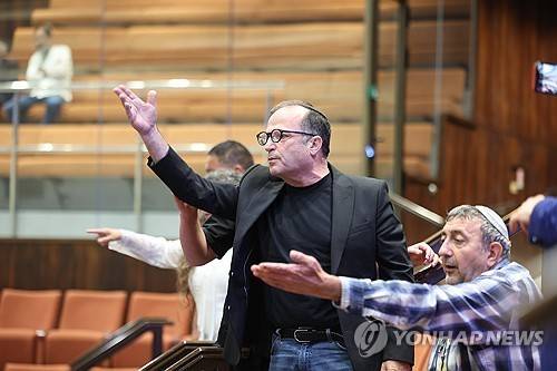 법안 문제점 지적하는 야당 의원에게 소리치며 항의하는 유가족 (예루살렘 EPA=연합뉴스) 2026년 5월 11일 이스라엘 국회(크네세트)에서 야당 의원인 아흐마드 티비가 특별 군사재판소 설치 법안의 문제점을 지적하는 발언을 하자 방청석에 있던 10·7 테러 유가족들이 항의하고 있다.  (EPA/ABIR SULTAN) 2026.5.12.