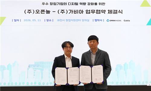 가비아·오픈놀 업무협약 왼쪽부터 신준수 오픈놀 재무이사와 백승한 가비아 이사가 과천시 창업지원센터에서 업무협약을 체결하고 있다. [가비아 제공. 재판매 및 DB 금지]