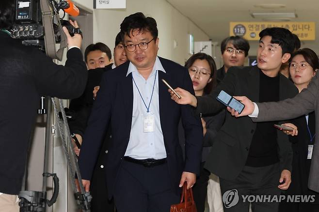 2차 사후조정회의 참석하는 삼성전자 사측 대표 (세종=연합뉴스) 김주성 기자 = 삼성전자 대표교섭위원인 김형로 부사장이 12일 세종시 정부세종청사 중앙노동위원회에서 열린 2차 사후조정회의에 참석하고 있다. 
    이번 2차 사후조정을 통해 도출된 조정안에 노사가 동의하고 받아들일 경우 삼성전자 창립 이래 2번째 파업은 피할 수 있게 된다. 노조는 협상이 타결되지 않을 경우 오는 21일로 예고한 총파업을 강행하겠다는 입장이다. 2026.5.12 utzza@yna.co.kr