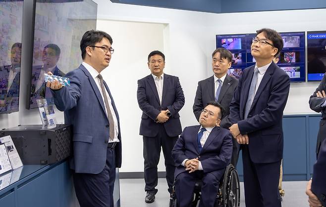 (오른쪽)이도규 과학기술정보통신부 정보통신정책실장이 딥엑스를 방문해 (왼쪽)김녹원 딥엑스 대표의 설명을 듣고 있는 모습. [딥엑스 제공. 재판매 및 DB 금지]