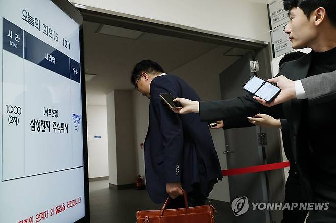 2차 사후조정회의 참석하는 삼성전자 사측 대표 (세종=연합뉴스) 김주성 기자 = 삼성전자 대표교섭위원인 김형로 부사장이 12일 세종시 정부세종청사 중앙노동위원회에서 열린 2차 사후조정회의에 참석하고 있다.
이번 2차 사후조정을 통해 도출된 조정안에 노사가 동의하고 받아들일 경우 삼성전자 창립 이래 2번째 파업은 피할 수 있게 된다. 노조는 협상이 타결되지 않을 경우 오는 21일로 예고한 총파업을 강행하겠다는 입장이다. 2026.5.12 utzza@yna.co.kr