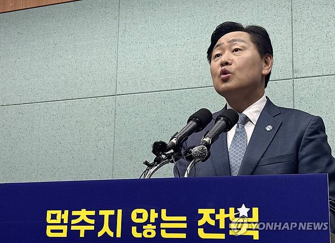 기자회견하는 김관영 전북도지사 예비후보 (전주=연합뉴스) 임채두 기자 = 무소속 김관영 전북특별자치도지사 예비후보가 8일 전북도의회에서 내란 방조 사건 무혐의에 대한 기자회견을 하고 있다. 2026.5.8 doo@yna.co.kr