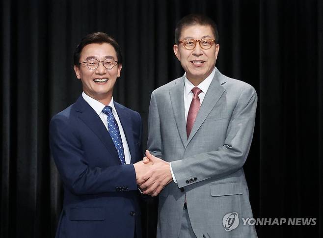 토론회 앞서 포즈 취하는 부산시장 후보들 (부산=연합뉴스) 강선배 기자 = 12일 오후 부산 동구 MBC 스튜디오에서 열린 6·3 지방선거 부산시장 후보 TV 토론회에 참석한 더불어민주당 전재수, 국민의힘 박형준 후보가 토론에 앞서 포즈를 취하고 있다. 2026.5.12 sbkang@yna.co.kr
