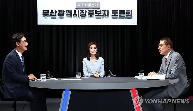 부산시장 후보자 12일 첫 TV 토론 (부산=연합뉴스) 강선배 기자 = 12일 오후 부산 동구 MBC 스튜디오에서 열린 6·3 지방선거 부산시장 후보 TV 토론회에서 더불어민주당 전재수, 국민의힘 박형준 후보가 토론을 준비하고 있다. 2026.5.12 sbkang@yna.co.kr