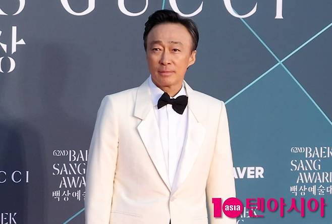 이성민이 백상예술대상 레드카펫에서 포즈를 취하고 있다./사진=텐아시아DB