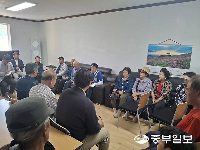 이광재 더불어민주당 하남갑 국회의원 재보궐선거 후보가 13일 천현동 새능교회 사회복지회관에서 간담회를 열고 주민들의 의견을 청취하고 있다. 양성모 기자