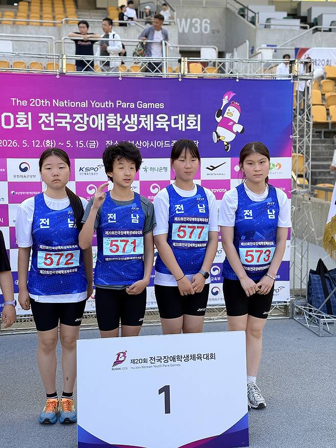 제20회 전국장애학생체육대회 남자 400m 릴레이 T20 초등부에서 금메달을 합작한 광주선수단(사진 上)과 여자 400m 릴레이 T20 중등부에서 금메달을 따낸 전남선수단이 시상식이 끝난 후 기념촬영을 하고 있다.<광주시·전남도장애인체육회 제공>