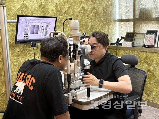 ▲ 아이윤병원 윤영선 원장이 봄철 안질환을 호소하는 환자를 진찰하고 있다.