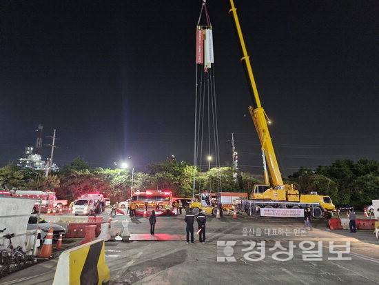 ▲ 12일 오전 2시20분께 울산 울주군의 한 대규모 건설공사 현장 인근 도로에서 하도급 업체의 대금 체불에 항의하는 고공농성이 벌어졌다. 독자 제공