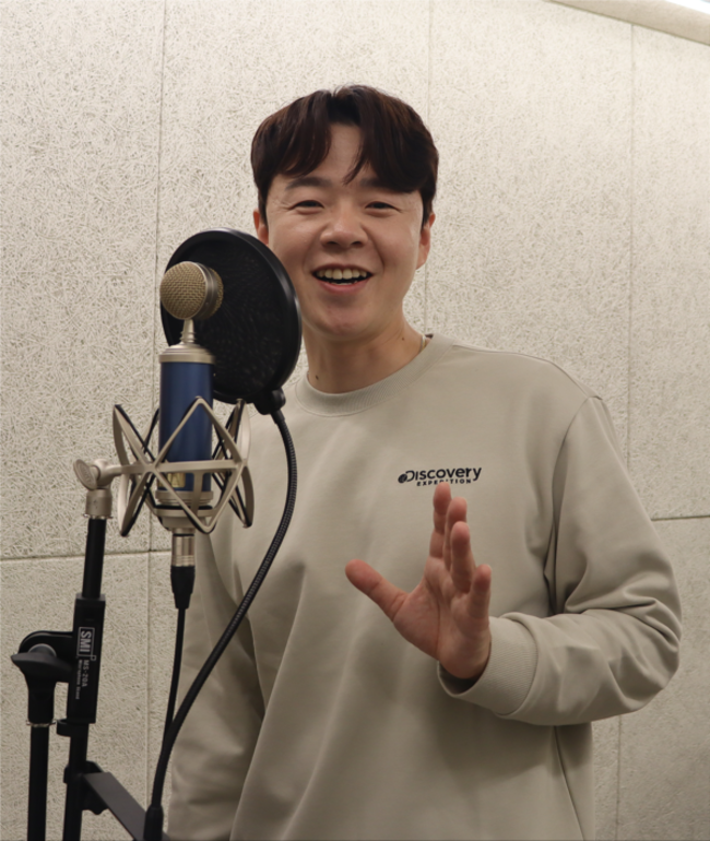 창원에서 활동하는 트로트 가수 김무진이 자신의 작업실에서 노래를 하고 있다. /주성희 기자