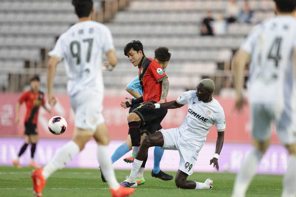 경남FC 김선호와 김해FC 마이사 폴이 10일 창원축구센터에서 열린 두 팀 간 맞대결에서 경합을 벌이고 있다. /프로축구연맹