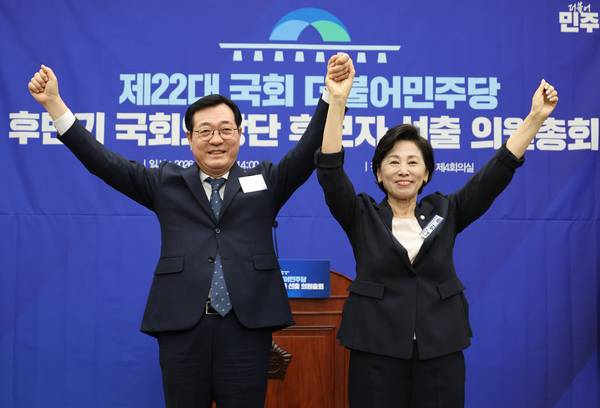더불어민주당 민홍철(왼쪽), 남인순 의원이 13일 국회에서 열린 제22대 국회 후반기 국회의장 및 부의장 후보 선출 의원총회에서 기념 촬영하고 있다. /연합뉴스