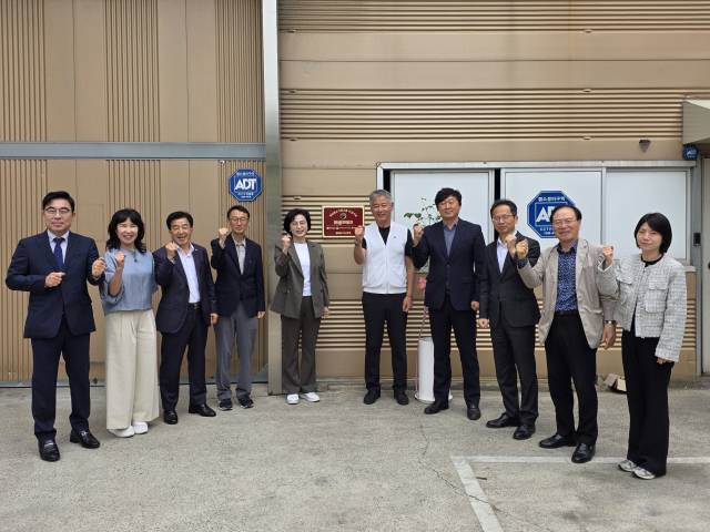 12일 창원시 진해구 골드테크 회사 앞에서 열린 제90호 경남중소기업대상 수상기업 현판식에서 임한식 골드테크 대표와 송미란 경남중기대상수상기업협의회장 등 관계자들이 기념촬영을 하고 있다.