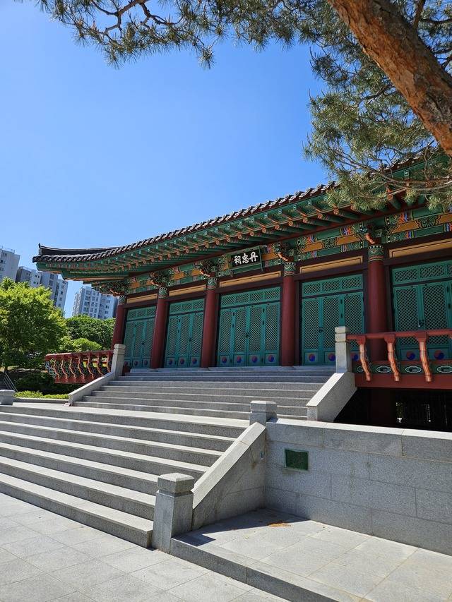국립신암선열공원 내 단충사는 누구든지 들어가서 지사들에 대한 추모의 예를 올릴 수 있다. 최미화 기자.