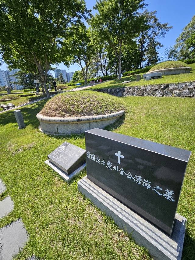 3.8 대구독립운동 현장에서 왜경으로부터 무차별 폭력을 당한 뒤 체포돼 고문까지 더해지면서 초주검이 된 김용해 지사는 가출옥됐으나 이내 순국했다. 국립신암선열공원 제 5묘역에 아버지 김태련 지사 묘소 아래에 함께 영면해 있다. 최미화 기자.