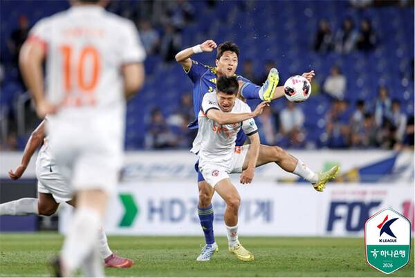 13일 열린 울산HD와 제주SK의 경기에서 양팀 선수들이 경합하고 있다 (사진=한국프로축구연맹)