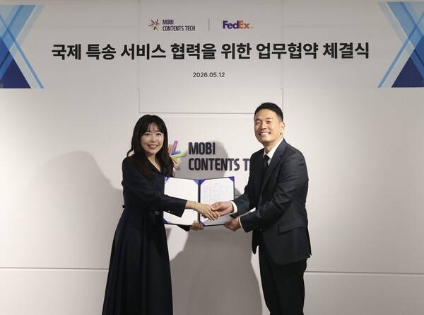 (왼쪽부터) 모비콘텐츠 안정은 대표이사와 FedEx 박원빈 대표이사가 기념사진을 촬영하고 있다.[출처=페덱스]